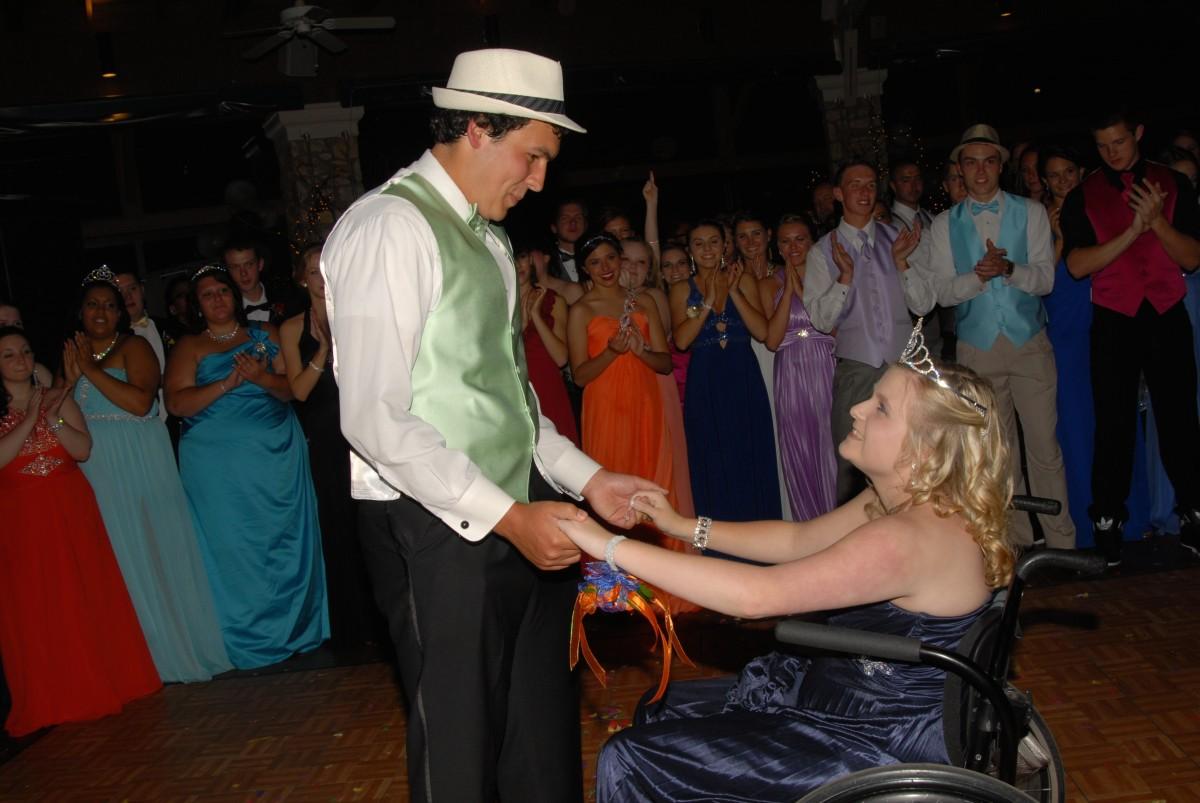 After junior sponsor Teresa Davis announces that seniors Matt Rice and Hayley Morris have been voted prom king and queen, the pair shares a dance together. 